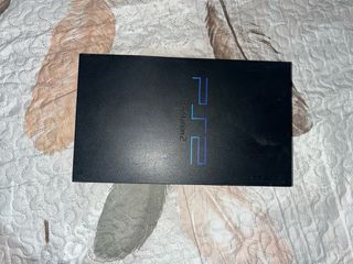 Consola PlayStation 2 Fat con un mando exclusivo