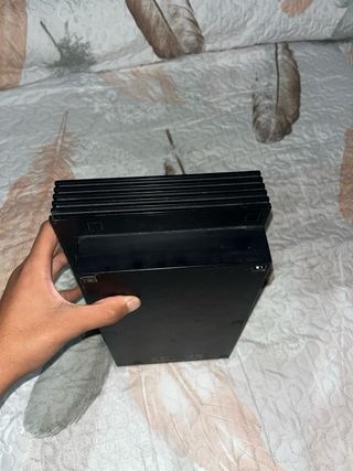 Consola PlayStation 2 Fat con un mando exclusivo