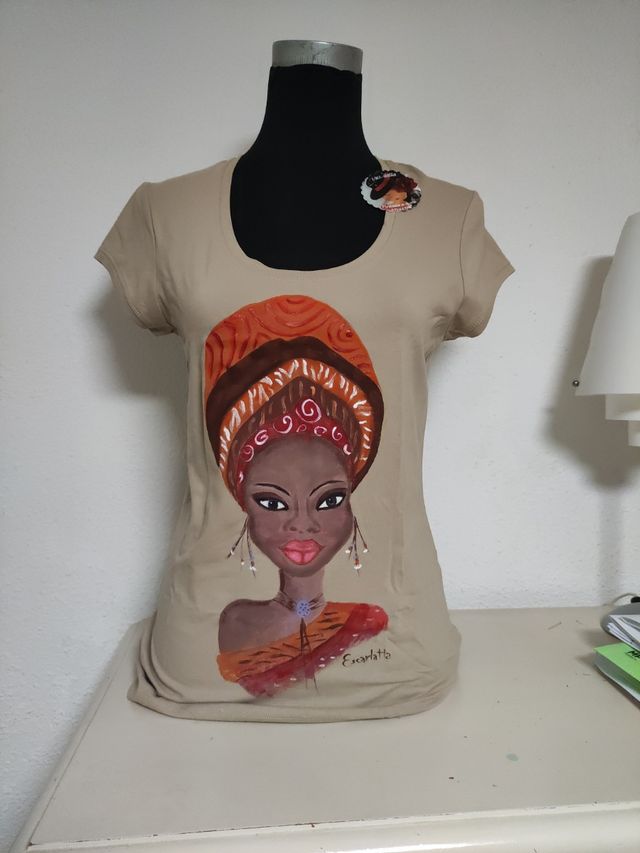 Camiseta pintada a mano mujer africana
