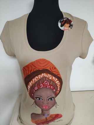 Camiseta pintada a mano mujer africana