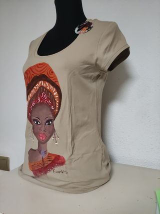 Camiseta pintada a mano mujer africana