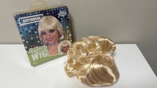 Peluca Guirca Superstar Rubia.
