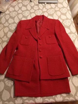 Traje chaqueta y falda rojo