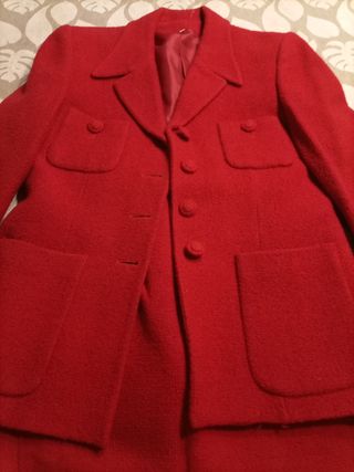 Traje chaqueta y falda rojo
