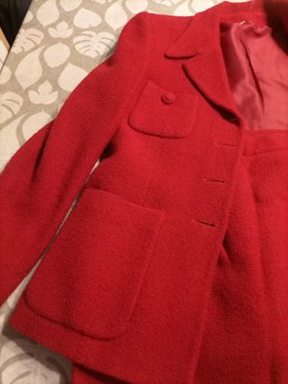 Traje chaqueta y falda rojo