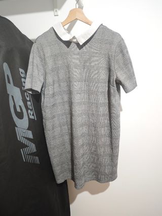 Vestido gris con cuello blanco