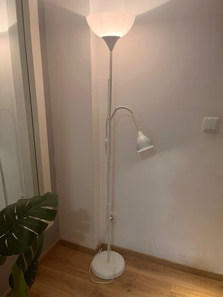 Lámpara de pie blanca para salón