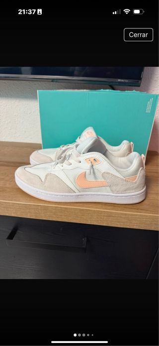 Zapatillas Nike SB blancas y rosas