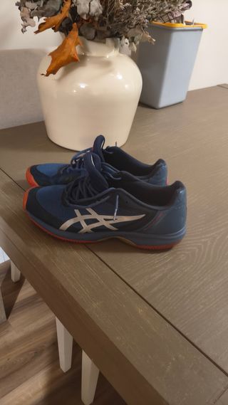 Zapatillas ASICS azules y naranjas