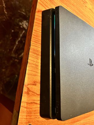 PlayStation 4 Slim Negra c 2 mandos y  6 juegos