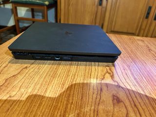 PlayStation 4 Slim Negra c 2 mandos y  6 juegos