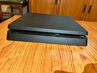 PlayStation 4 Slim Negra c 2 mandos y  6 juegos