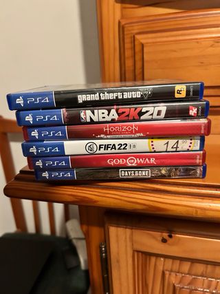 PlayStation 4 Slim Negra c 2 mandos y  6 juegos