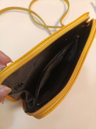 Bolso amarillo de cuero