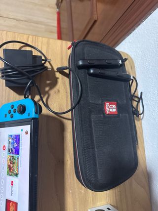 Nintendo Switch OLED bianco e rosa