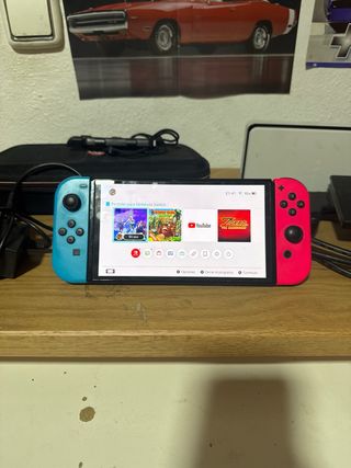 Nintendo Switch OLED bianco e rosa