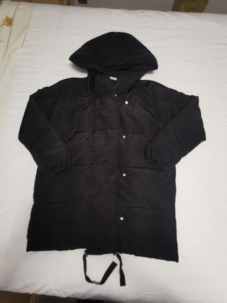 Parka negra con capucha