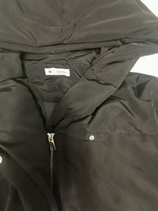 Parka negra con capucha