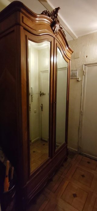 Armario antiguo de madera con espejos
