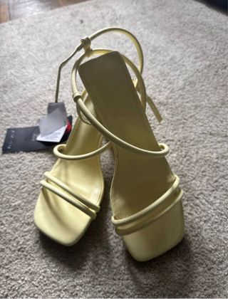 Sandalias tacón amarillo New Yorker