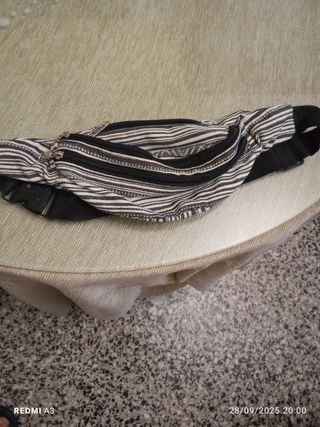 Riñonera de rayas blancas y negras