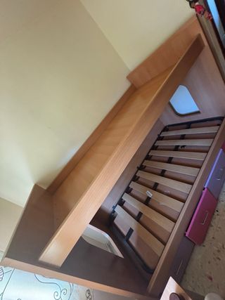 Litera de madera con cajones