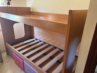 Litera de madera con cajones