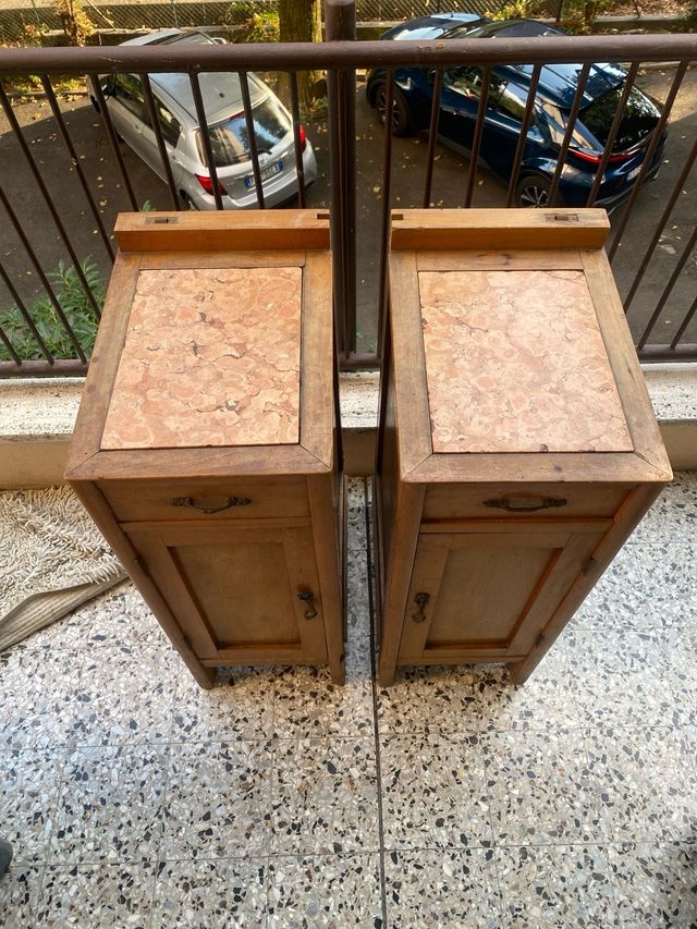 2 comodini vintage in legno 
anni 20 