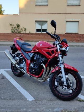 Suzuki Bandit 650 color Rojo