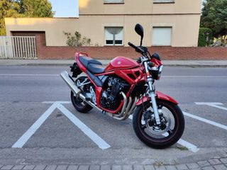 Suzuki Bandit 650 color Rojo