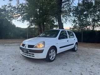 Renault Clio 2005 con pegatina medioambiental B