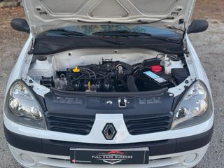 Renault Clio 2005 con pegatina medioambiental B