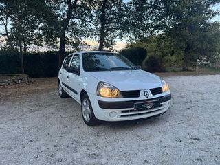 Renault Clio 2005 con pegatina medioambiental B