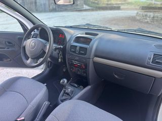 Renault Clio 2005 con pegatina medioambiental B