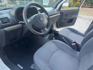 Renault Clio 2005 con pegatina medioambiental B