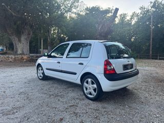 Renault Clio 2005 con pegatina medioambiental B