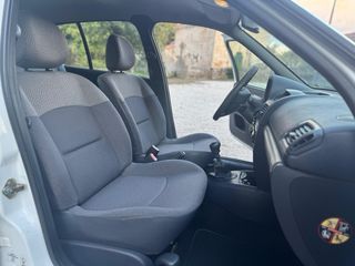 Renault Clio 2005 con pegatina medioambiental B