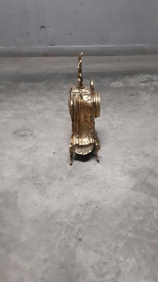 Reloj de sobremesa de bronce antiguo