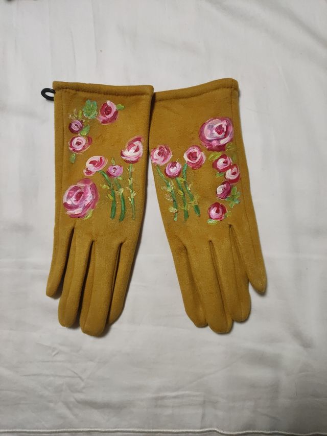 Guantes tipo ante con rosas pintadas