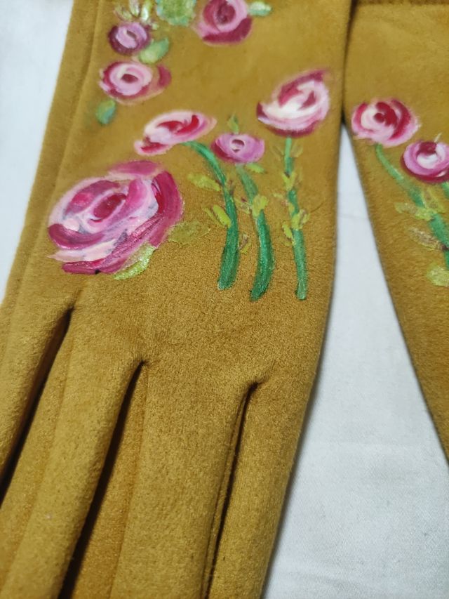 Guantes tipo ante con rosas pintadas