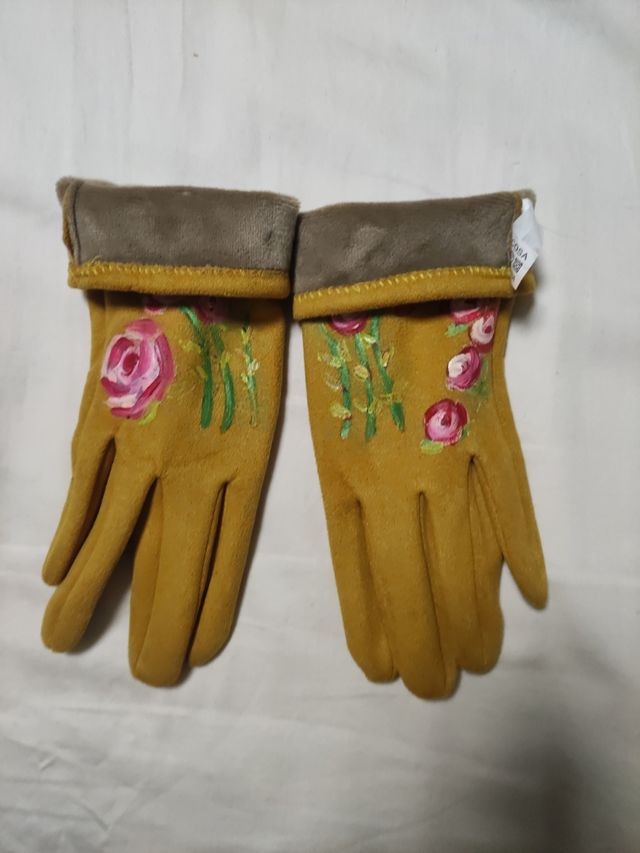 Guantes tipo ante con rosas pintadas