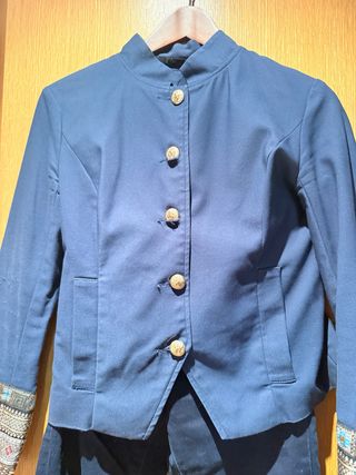 Chaqueta azul con botones dorados