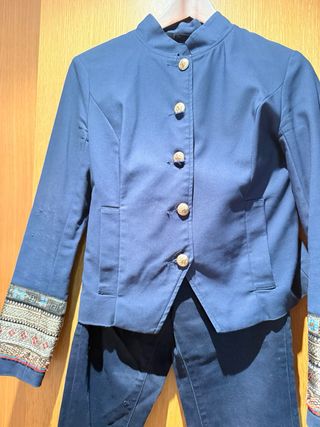 Chaqueta azul con botones dorados