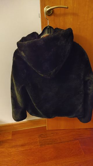 Abrigo pelo suave negro con capucha