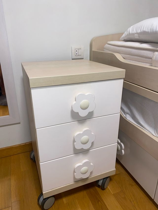 Mesita de noche de madera con ruedas NEGOCIABLE!!