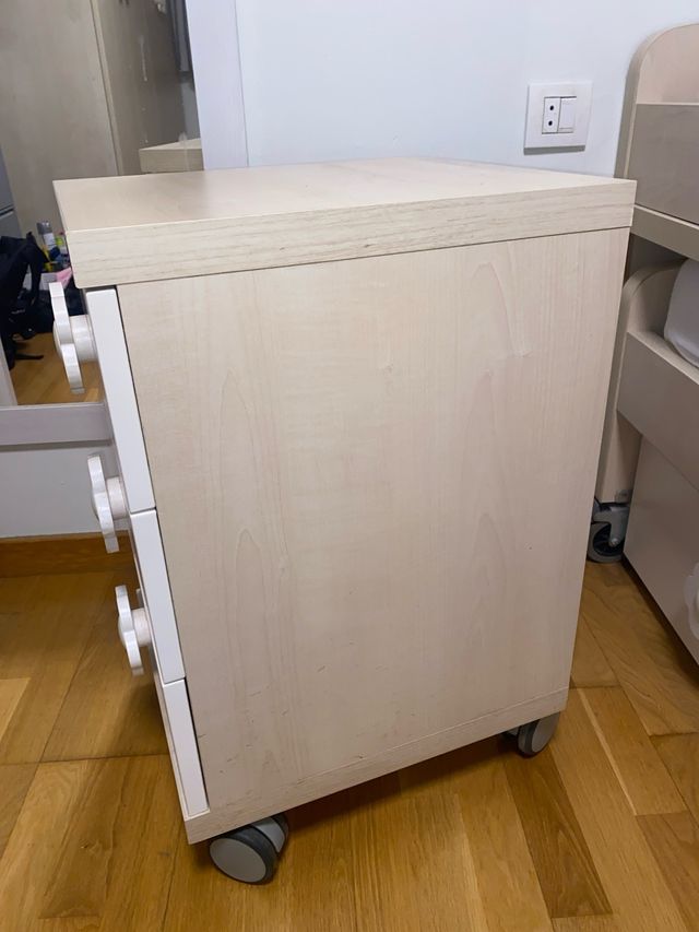 Mesita de noche de madera con ruedas NEGOCIABLE!!