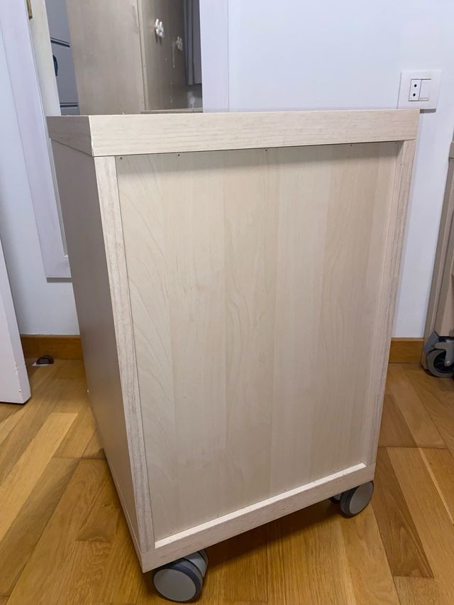 Mesita de noche de madera con ruedas NEGOCIABLE!!