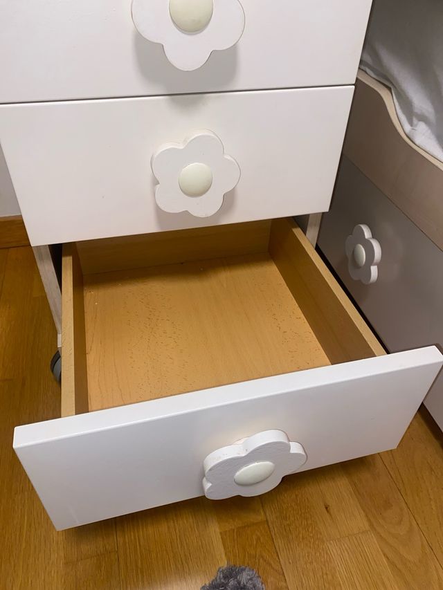 Mesita de noche de madera con ruedas NEGOCIABLE!!