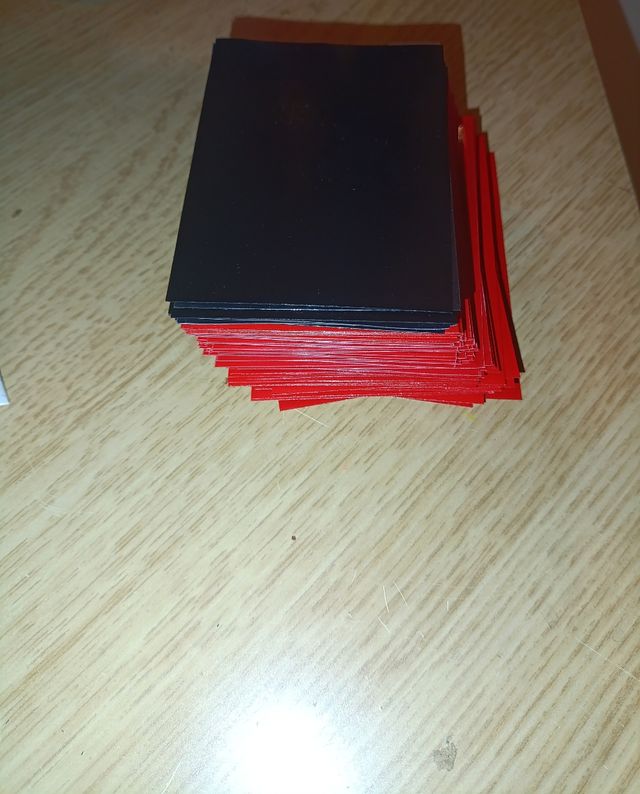 Dragon Shield fundas 90 rojas y 10 negras