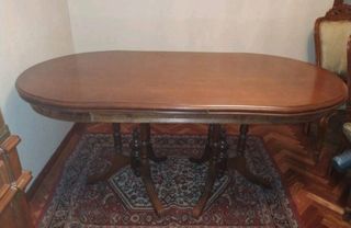 Mesa de comedor ovalada de madera